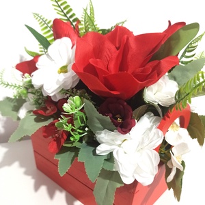 Lădiță Roșie Cu Magnolii și Lalele Roșii - casă & stil de viață - decorațiuni de casă - decorațiuni de masă și rafturi - decorațiuni de masă - Artynos.ro