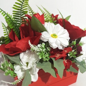 Lădiță Roșie Cu Magnolii și Lalele Roșii - casă & stil de viață - decorațiuni de casă - decorațiuni de masă și rafturi - decorațiuni de masă - Artynos.ro