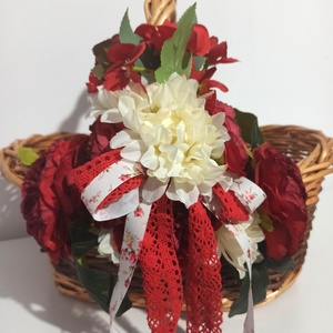 Cos Mediu Rachita Cu Flori Rosii si Albe, Casa & Stil de viata, Decoratiuni de casa, Decoratiuni de masa si rafturi, Boluri decorative, Aranjament de flori, ARTYNOS