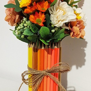 Cutie Creioane Portocalii Cu Floricele Galbene si Portocalii, Casa & Stil de viata, Decoratiuni de casa, Accesorii florale, Cutii cu flori, Aranjament de flori, Cutie din creioane cu floricele galbene si portocalii, ARTYNOS