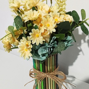 Cutie Creioane Verzi Cu Floricele Galbene, Casa & Stil de viata, Decoratiuni de casa, Accesorii florale, Cutii cu flori, Aranjament de flori, Cutie din creioane verzi cu floricele galbene si hortensie verde, ARTYNOS