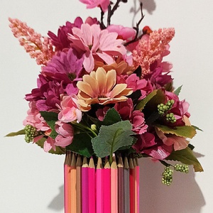 CUTIE CREIOANE ROZ CU FLORI ROZ, SOMON, Casa & Stil de viata, Decoratiuni de casa, Accesorii florale, Cutii cu flori, Aranjament de flori, Cutie din creioane roz, cu floricele roz si crenguta de flori de cires roz, ARTYNOS