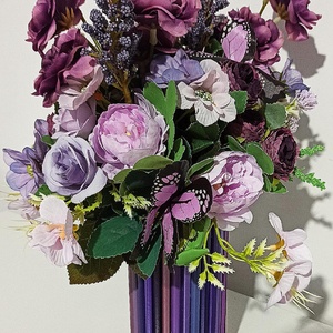 Cutie Creioane Mov Cu Flori Roz si Mov, Casa & Stil de viata, Decoratiuni de casa, Accesorii florale, Cutii cu flori, , Cutie din creioane mov cu bujorei roz si trandafirasi mov, ARTYNOS