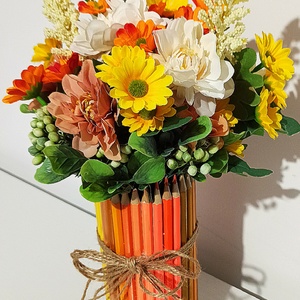 Cutie din creioane portocalii cu flori galbene și portocalii - casă & stil de viață - decorațiuni de casă - accesorii florale - cutii cu flori - Artynos.ro