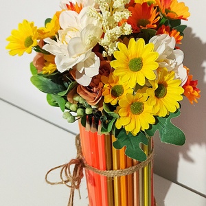 Cutie din creioane portocalii cu flori galbene și portocalii - casă & stil de viață - decorațiuni de casă - accesorii florale - cutii cu flori - Artynos.ro
