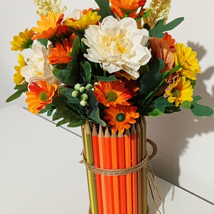 Cutie din creioane portocalii cu flori galbene și portocalii - casă & stil de viață - decorațiuni de casă - accesorii florale - cutii cu flori - Artynos.ro