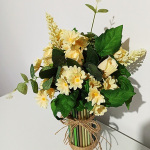 Cutie din creioane verzi cu flori galbene si verzi, Casa & Stil de viata, Decoratiuni de casa, Accesorii florale, Cutii cu flori, Aranjament de flori, ARTYNOS