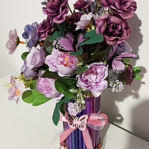 Cutie din creioane violet cu trandafirasi violet, Casa & Stil de viata, Decoratiuni de casa, Accesorii florale, Cutii cu flori, Aranjament de flori, ARTYNOS