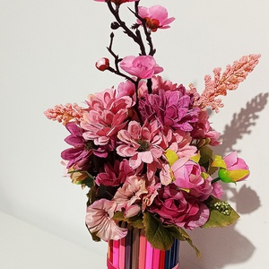 Cutie din creioane roz cu crenguță de cireș roz și margarete - casă & stil de viață - decorațiuni de casă - accesorii florale - cutii cu flori - Artynos.ro