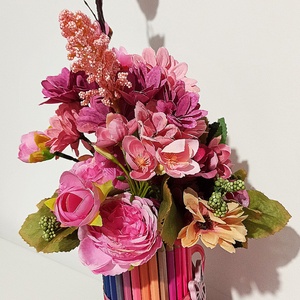 Cutie din creioane roz cu crenguță de cireș roz și margarete - casă & stil de viață - decorațiuni de casă - accesorii florale - cutii cu flori - Artynos.ro