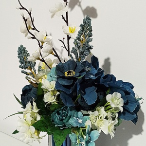 Cutie din creioane albastre cu crenguta de cires alba si floricele albastre, Casa & Stil de viata, Decoratiuni de casa, Accesorii florale, Cutii cu flori, Aranjament de flori, ARTYNOS