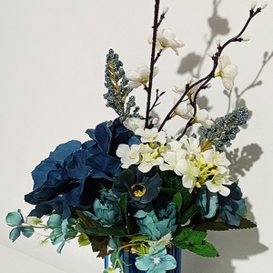 Cutie din creioane albastre cu crenguță de cireș albă și floricele albastre - casă & stil de viață - decorațiuni de casă - accesorii florale - cutii cu flori - Artynos.ro