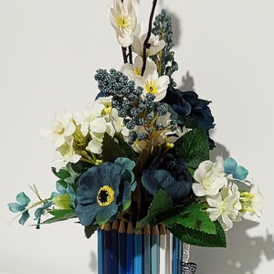 Cutie din creioane albastre cu crenguță de cireș albă și floricele albastre - casă & stil de viață - decorațiuni de casă - accesorii florale - cutii cu flori - Artynos.ro