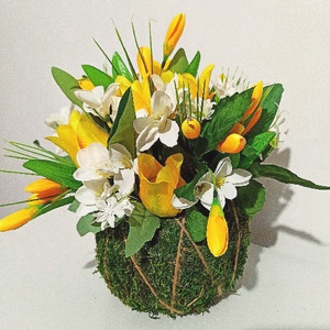 Coș verde tip sferă cu licheni, crocus și lalele galbene -  - Artynos.ro