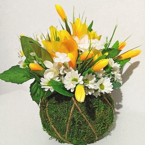 Coș verde tip sferă cu licheni, crocus și lalele galbene -  - Artynos.ro