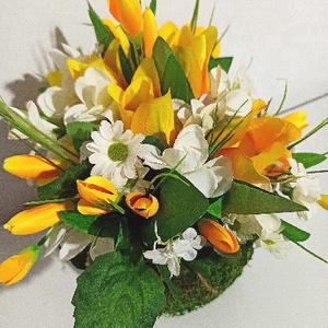 Coș verde tip sferă cu licheni, crocus și lalele galbene -  - Artynos.ro