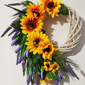 Coronita cu floarea soarelui, lavanda si crocus mov, Casa & Stil de viata, Decoratiuni de casa, Accesorii florale, Coronite decor, Aranjament de flori, Coronita din rachita alba cu floarea soarelui, lavanda si branduse mov, ARTYNOS