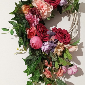 Coronita cu iedera si trandafiri, Casa & Stil de viata, Decoratiuni de casa, Accesorii florale, Coronite decor, Aranjament de flori, Coronita din rachita alba cu iedera, bujori mari roz si trandafiri grena, ARTYNOS