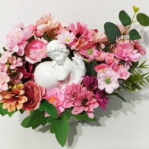 Decoratiune cu ingeras din ceramica alb, margarete si dalii roz, Casa & Stil de viata, Decoratiuni de casa, Decoratiuni de masa si rafturi, Boluri decorative, Aranjament de flori, Decoratiune in bol oval alb cu ingeras din ceramica alb, margarete, dalii si floricele roz, ARTYNOS