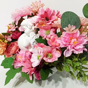 Decorațiune cu îngeraș din ceramică alb, margarete și dalii roz - casă & stil de viață - decorațiuni de casă - decorațiuni de masă și rafturi - boluri decorative - Artynos.ro