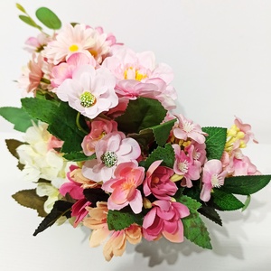 Decorațiune cu îngeraș din ceramică alb, margarete și dalii roz - casă & stil de viață - decorațiuni de casă - decorațiuni de masă și rafturi - boluri decorative - Artynos.ro