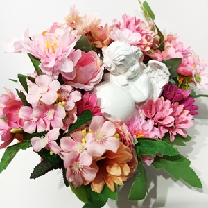 Decorațiune cu îngeraș din ceramică alb, margarete și dalii roz - casă & stil de viață - decorațiuni de casă - decorațiuni de masă și rafturi - boluri decorative - Artynos.ro