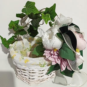 Coșuleț alb cu iederă, bujori roz și alb și dalii roz pudră - casă & stil de viață - decorațiuni de casă - decorațiuni de masă și rafturi - boluri decorative - Artynos.ro