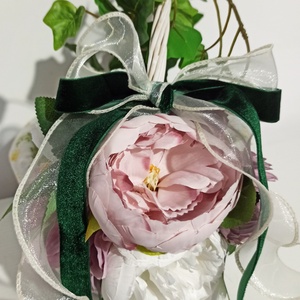 Coșuleț alb cu iederă, bujori roz și alb și dalii roz pudră - casă & stil de viață - decorațiuni de casă - decorațiuni de masă și rafturi - boluri decorative - Artynos.ro