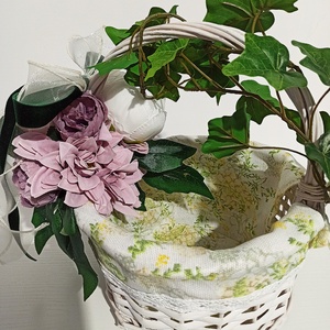 Coșuleț alb cu iederă, bujori roz și alb și dalii roz pudră - casă & stil de viață - decorațiuni de casă - decorațiuni de masă și rafturi - boluri decorative - Artynos.ro