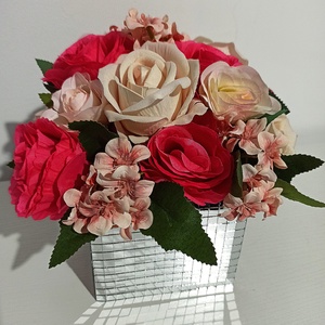 Cub din sticla cu trandafiri bej si roz, Casa & Stil de viata, Decoratiuni de casa, Accesorii florale, Cutii cu flori, Aranjament de flori, ARTYNOS