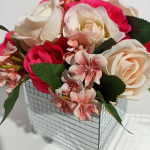 Cub din sticlă cu trandafiri bej și roz - casă & stil de viață - decorațiuni de casă - accesorii florale - cutii cu flori - Artynos.ro