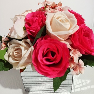 Cub din sticlă cu trandafiri bej și roz - casă & stil de viață - decorațiuni de casă - accesorii florale - cutii cu flori - Artynos.ro