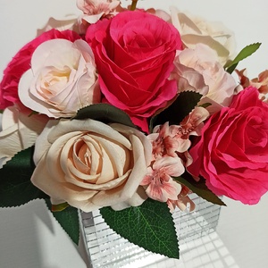 Cub din sticlă cu trandafiri bej și roz - casă & stil de viață - decorațiuni de casă - accesorii florale - cutii cu flori - Artynos.ro