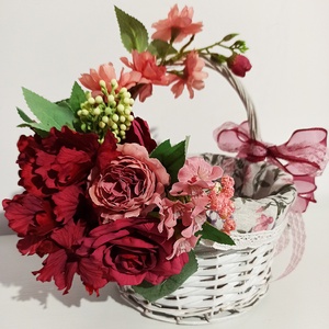 Cos alb din rachita cu crenguta de cires si bujori roz pudra, Casa & Stil de viata, Decoratiuni de casa, Decoratiuni de masa si rafturi, Boluri decorative, Aranjament de flori, ARTYNOS