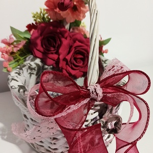 Coș alb din răchită cu crenguță de cireș și bujori roz pudră - casă & stil de viață - decorațiuni de casă - decorațiuni de masă și rafturi - boluri decorative - Artynos.ro