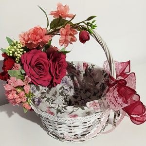 Coș alb din răchită cu crenguță de cireș și bujori roz pudră - casă & stil de viață - decorațiuni de casă - decorațiuni de masă și rafturi - boluri decorative - Artynos.ro