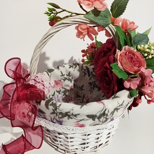 Coș alb din răchită cu crenguță de cireș și bujori roz pudră - casă & stil de viață - decorațiuni de casă - decorațiuni de masă și rafturi - boluri decorative - Artynos.ro