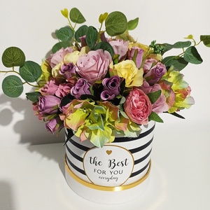 Cutie înaltă albă cu dungi negre și trandafirași mov - casă & stil de viață - decorațiuni de casă - accesorii florale - cutii cu flori - Artynos.ro