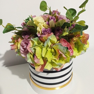 Cutie înaltă albă cu dungi negre și trandafirași mov - casă & stil de viață - decorațiuni de casă - accesorii florale - cutii cu flori - Artynos.ro