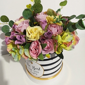 Cutie înaltă albă cu dungi negre și trandafirași mov - casă & stil de viață - decorațiuni de casă - accesorii florale - cutii cu flori - Artynos.ro