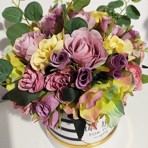 Cutie înaltă albă cu dungi negre și trandafirași mov - casă & stil de viață - decorațiuni de casă - accesorii florale - cutii cu flori - Artynos.ro