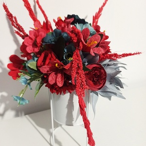 Ghiveci din metal alb cu bujorei roșii și floricele albastre - casă & stil de viață - decorațiuni de casă - accesorii florale - flori în ghiveci - Artynos.ro