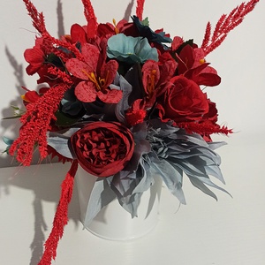 Ghiveci din metal alb cu bujorei roșii și floricele albastre - casă & stil de viață - decorațiuni de casă - accesorii florale - flori în ghiveci - Artynos.ro