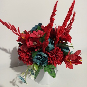 Ghiveci din metal alb cu bujorei roșii și floricele albastre - casă & stil de viață - decorațiuni de casă - accesorii florale - flori în ghiveci - Artynos.ro