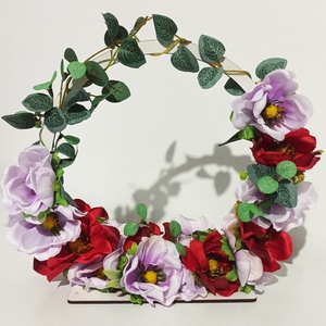 Cerc din MDF alb cu anemone lila si rosii si eucalipt verde - Artynos.ro