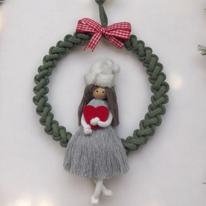 Decorațiuni de iarnă pentru ușă, păpușă macramé cu inimă roșie și pălărie -  - Artynos.ro