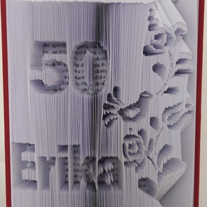  Sculptură de carte cu nume, an și flori - casă & stil de viață - accesorii pentru decorat casa - decorațiuni de masă și decorațiuni pentru rafturi  - sculptură de carte, carte pliată - Artynos.ro