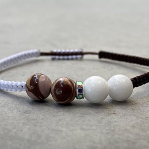 Brățară macramé din jasp cappuccino și jad alb - bijuterii - brățări - brățări împletite - Artynos.ro