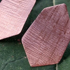 Cercei cu design minimalist din cupru -  - Artynos.ro Cercei cu design minimalist din cupru -  - Artynos.ro