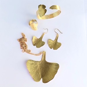 Ginkgo biloba în pene de alamă - bijuterii - seturi de bijuterii - Artynos.ro  Ginkgo biloba în pene de alamă - bijuterii - seturi de bijuterii - Artynos.ro